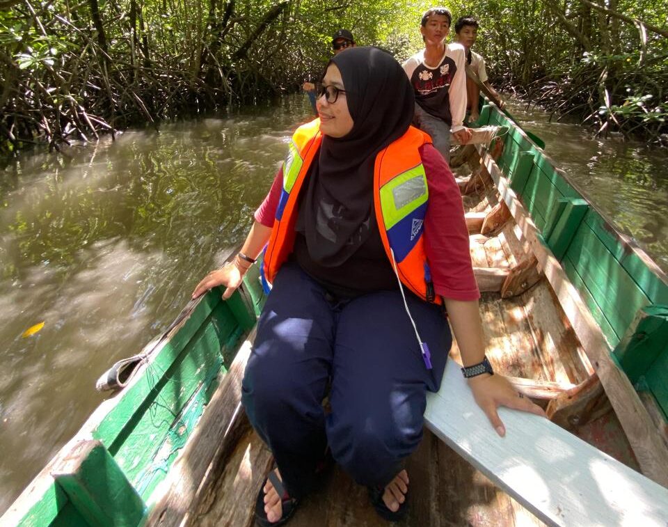 Menyusuri hutan bakau dengan perahu sungguh mengasyikkan dan petualangan ini patut dicoba. (ist)