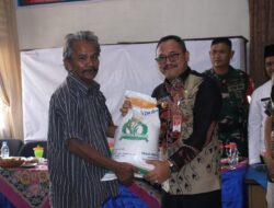 Suprayitno Menyerahkan Bantuan Cadangan Beras Pemerintah Tahap III
