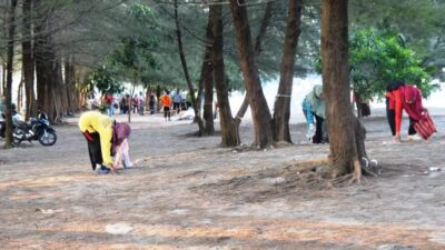 Hari Kedua, Honorer Kota Pariaman Goro Bersihkan Taman Ayunan