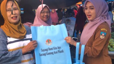 Kurangi Sampah Plastik DLH Bagi- bagi Kantong Belanja Ramah Lingkungan