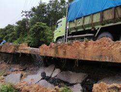 Jalan Lintas Sumatera Kilometer 6 Dharmasraya Terancam Ambruk