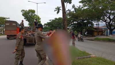 Pol PP Padang Mulai Tertibkan APK Paslon Pilkada