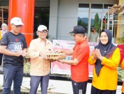 DPW Dharmasraya Bagikan Kebutuhan Pokok untuk Lansia Kurang Mampu