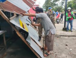 Satpol PP dan Tim Gabungan Tertibkan PKL di Koto Tangah
