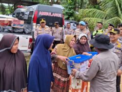 Wakapolda Riau Serahkan Bantuan kepada Warga Terdampak Banjir di Kabupaten Kampar