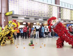 Meriah! Atraksi Barongsai Guncang Bandara SSK II Pekanbaru di Perayaan Imlek