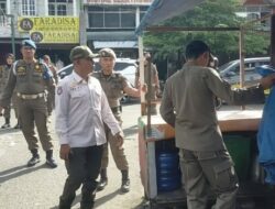 Satpol PP Padang Tertibkan Lapak PKL di Kawasan Permindo
