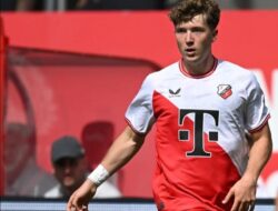 Ole Romeny Setim dengan Marselino Ferdinan di Oxford United