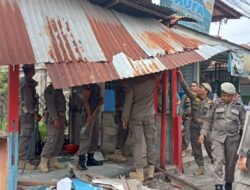 Satpol PP Padang Bongkar Bangunan Liar di Lubuk Begalung
