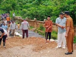 Jalan Provinsi Palupuah – Limapuluh Kota Rusak Parah, Warga Goro Perbaiki 