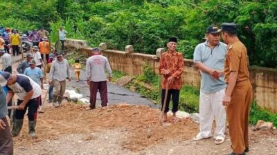 Jalan Provinsi Palupuah – Limapuluh Kota Rusak Parah, Warga Goro Perbaiki 