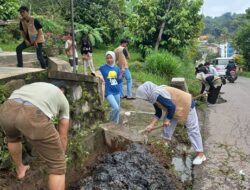 Camat, Kapolsek dan Masyarakat Goro Perbaiki Jalan Provinsi