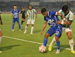 Strategi Aji Santoso Belum Berbuah Hasil, PSPS Gagal Jebol Gawang Deltras di Babak Pertama