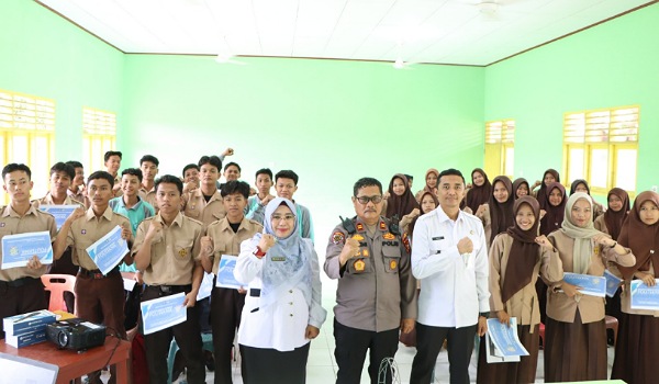 Kasi Tikim Imigrasi, Wibowo Susanto didampingi Kapolsek Tebingtinggi Barat, Iptu Iskandar Noprianto dan Kepala SMAN 1 Tebingtinggi Barat, Sari Dewi SPd foto bersama siswa usai sosialisasi di SMAN 1 Tebingtinggi Barat. (Ahmad Yuliar)