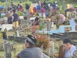 Menjelang Ramadhan, TPU Dipadati Peziarah