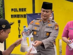 Polsek Singingi Hilir, Purnawirawan Polri, dan Bhayangkari Berbagi Takjil Ramadan 1446 H