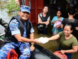 Danlanud Roesmin Nurjadin Tinjau Warga Terdampak Banjir di Rumbai