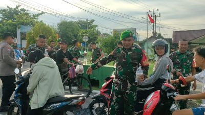 Anggota Koramil Pariaman Bagi-bagi Takjil