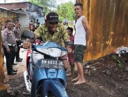 Ditlantas Polda Riau Jebol Pagar Pembatas untuk Bantu Warga Terdampak Banjir