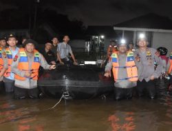 Terjang Banjir di Rumbai, Wakapolda Riau Bantu Evakuasi Warga