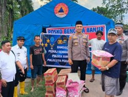 Kapolsek Rumbai Pantau Daerah Rawan, Salurkan Bansos untuk Korban Banjir