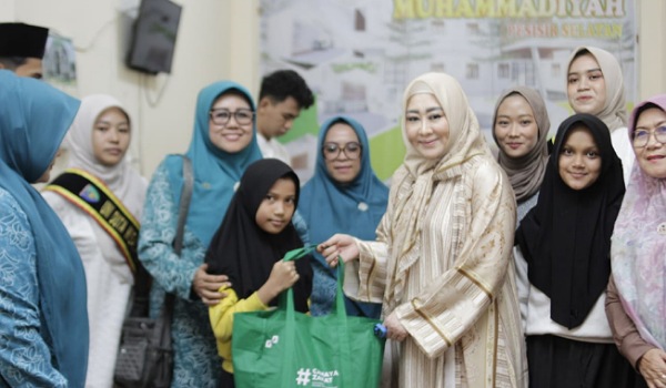Anggota DPR RI, Hj. Lisda Hendrajoni menggelar Buka Puasa Bersama Anak Panti Asuhan Muhamadiyah Pesisir Selatan kemarin. (ist)