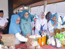 Ketua TP-PKK Payakumbuh Membuka Bazar Ramadan