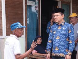 Walikota Payakumbuh Zulmaeta Menyerahkan Bantuan Untuk Korban Kebakaran