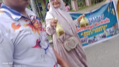 Iwapaliko Bagi – bagi Takjil untuk Pengguna Jalan