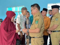 Bupati Padang Pariaman Salurkan  Zakat Fitrah untuk 1.700 Mustahik 