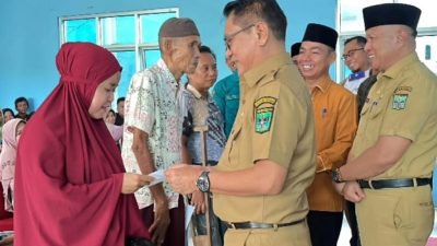 Bupati Padang Pariaman Salurkan  Zakat Fitrah untuk 1.700 Mustahik 