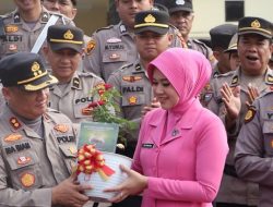 Tumbuh Bersama Alam: Kapolda Riau Hadiahi Kapolres Rohil Bibit Pohon di Hari Spesial