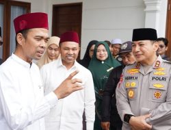 Kapolda Riau dan UAS Berbalas Pantun, Hangatkan Suasana Silaturahmi di Kampar