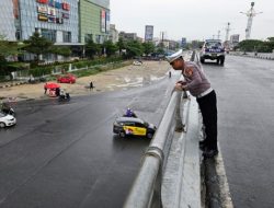 Misteri Pemotor Jatuh dari Flyover SKA, Polisi Telusuri Rekaman CCTV