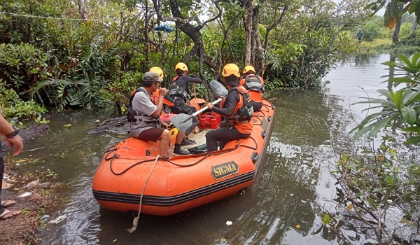 Terlihat masyarakat tengah berjibaku mencari korban di terkam buaya, Sukriadi di Sungai Rozak Sikabau, Senin (28/4). (Arafat)