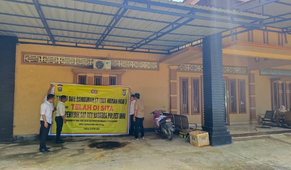 Beginilah momen saat rumah mewan Mak Gadi saat Disita Polres Inhu.(ist)