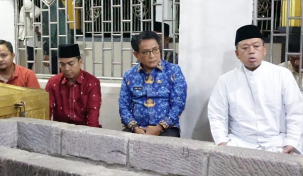 Menteri Agraria dan Tata Ruang/Kepala Badan Pertanahan Nasional (ATR/BPN), Nusron Wahid (kanan) didampingi Bupati H. John Kenedy Azis (tengah) sedang berziarah ke Makam Syehk Burhanuddin, ulama besar ranah Minang di Ulakan, Padang Pariaman, Senin (28/4). (Humas)