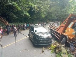 Lagi Laka Beruntun, Truk Tabrak 6 Mobil dan 3 Motor di Bukit Berbunga Padang Panjang