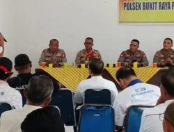 Polri Ajak Warga Aktif Jaga Keamanan Lingkungan Lewat Program Jumat Curhat di Bukit Raya