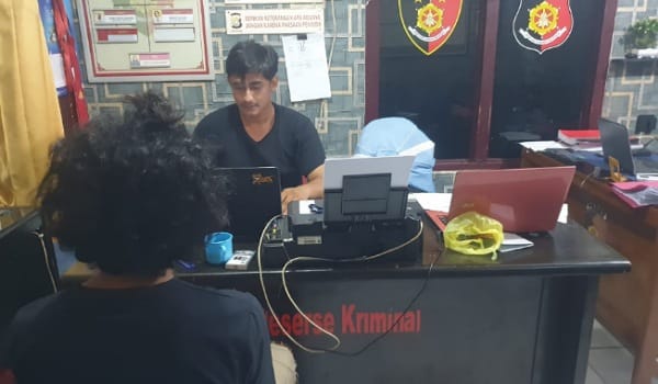 Petugas sedang melakukan pemeriksaan terhadap tukang pangkas rambut yang menyetubuhi anak di bawah umur di Kecamatan Tasikputri Puyu.(ist)