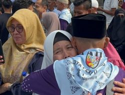 Suasana Haru Iringi Keberangkatan 445 Jemaah Haji Pekanbaru ke Tanah Suci
