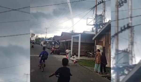 Warga Telukbelitung, Kecamatan Merbau dihebohkan dengan kemunculan angin puting beliung, Senin (5/5/2025).(ahmad)