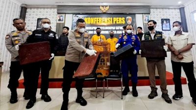 Teks foto: Kapolres Kepulauan Meranti, AKBP Aldi Alfa Faroqi SIK MH didampingi PJU dan Kepala Wilker Balai Karantina Tumbuhan dan Hewan Selatpanjang drh Muhammad Genta Indora menunjukkan kotak yang digunakan untuk membawa seribuan Kacer tanpa dokumen, Kamis (8/5/2025).(ahmad)