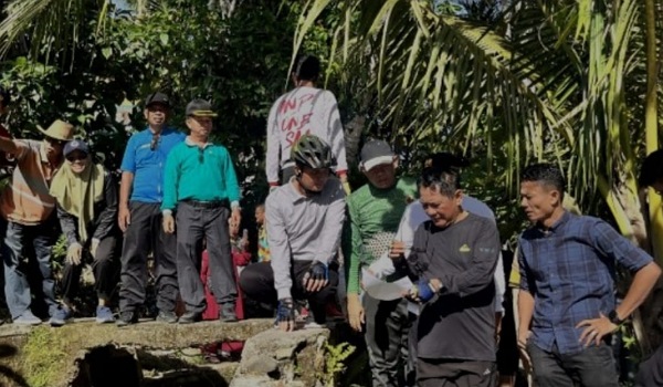 Buapti John Kenedy Azis dan Wakil Bupati Rahmat Hidayat saat meninjau irigas Asam Pulau yang rusak, Selasa (14/5). -(Humas)