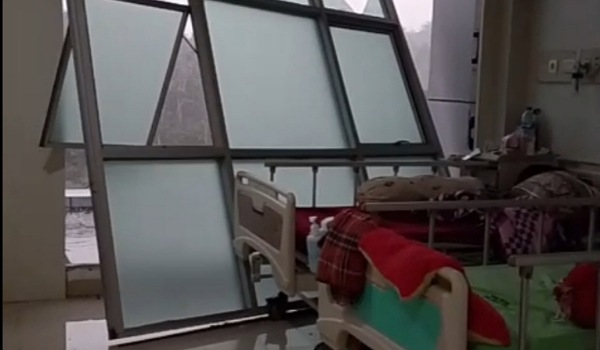 Kondisi lantai 3 RSUD Sungai Dareh Dharmasraya usai dihantam angin kencang diserta hujan lebat.( ist )