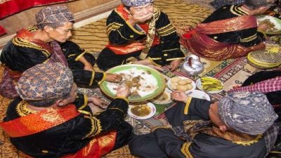 Tradisi Makan Bajamba di Minangkabau