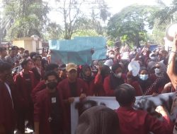 Mahasiswa Undhari Demo Bupati Dharmasraya