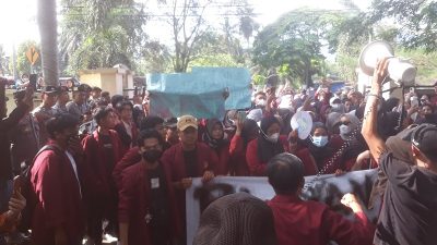 Mahasiswa Undhari Demo Bupati Dharmasraya