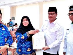 Kakankemenag Serahkan Naskah PPPK kepada Guru dan Pegawai di Pariaman