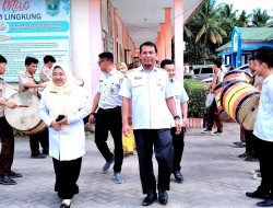 Hardison Kukuhkan Akmal Jadi Kepala SMKN 1 Enam Lingkung